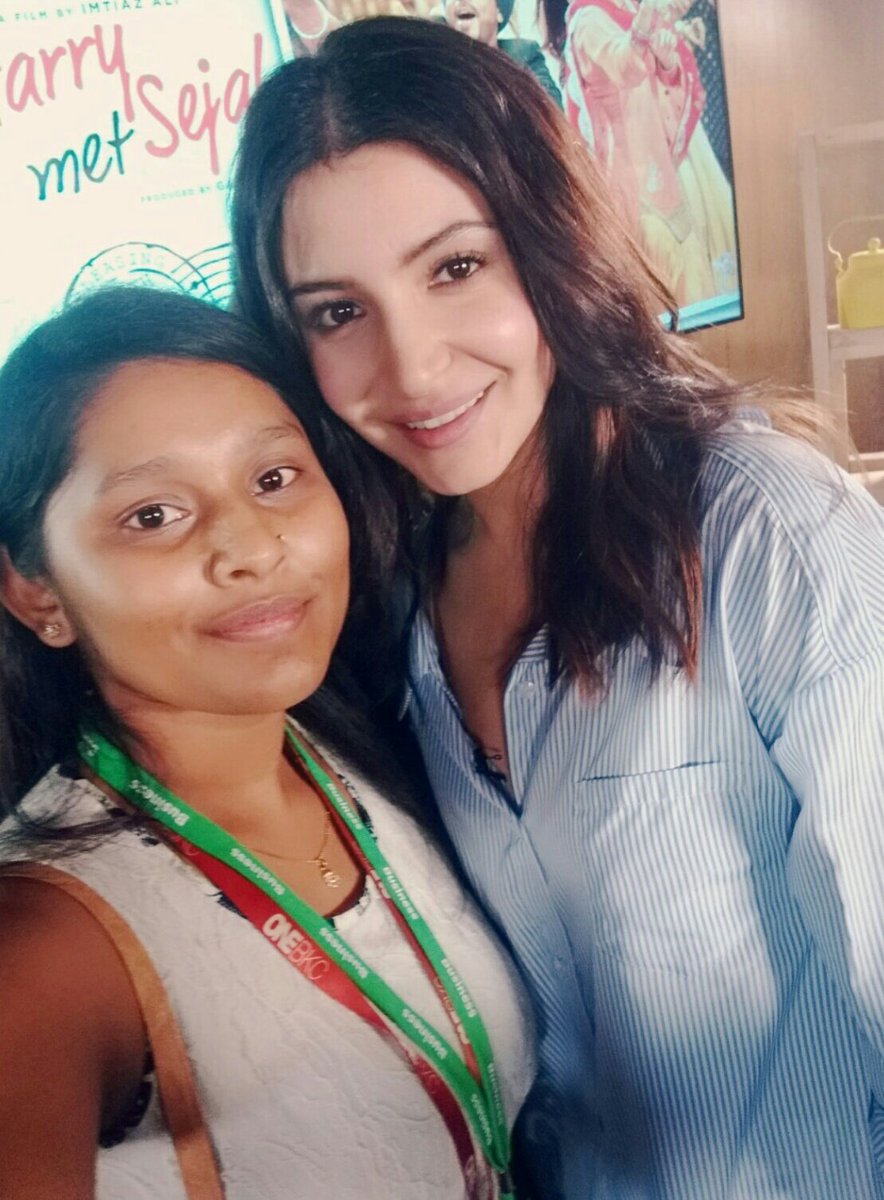 AnushkaSFanCIub's tweet photo. @AnushkaSharma [MORE PICS]: Anushka clicked with fans during #JHMS promotions today❤ https://t.co/AOGVO28lqL