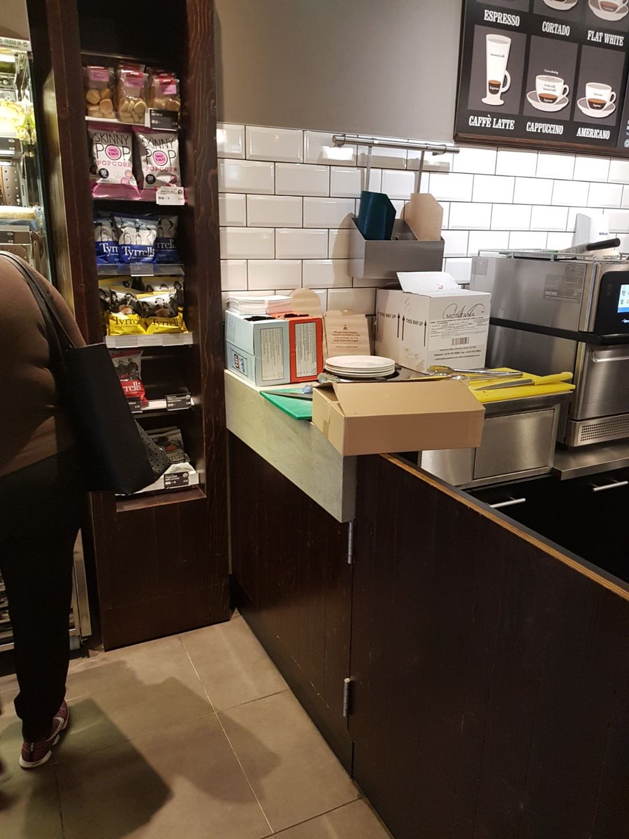 Wiser4you's tweet photo. You should see this in Costa coffee #dangerous #knives #shocking #accidentwaitingtohappen https://t.co/g6mXBquwwv