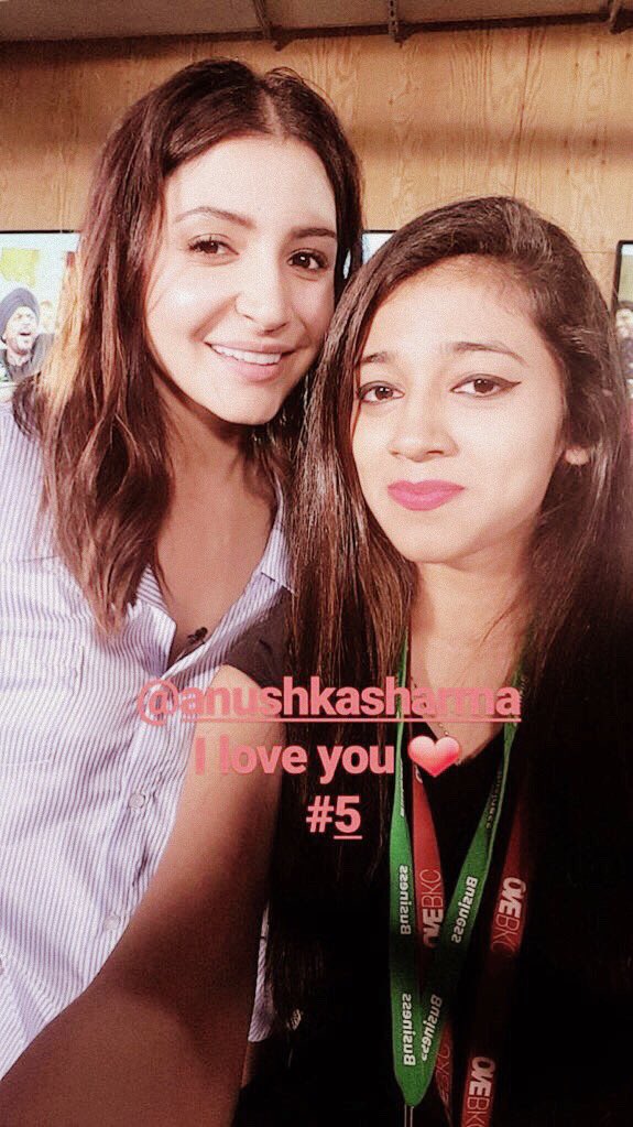 AnushkaSFanCIub's tweet photo. @AnushkaSharma [MORE PICS]: Anushka clicked with fans during #JHMS promotions today❤ https://t.co/AOGVO28lqL