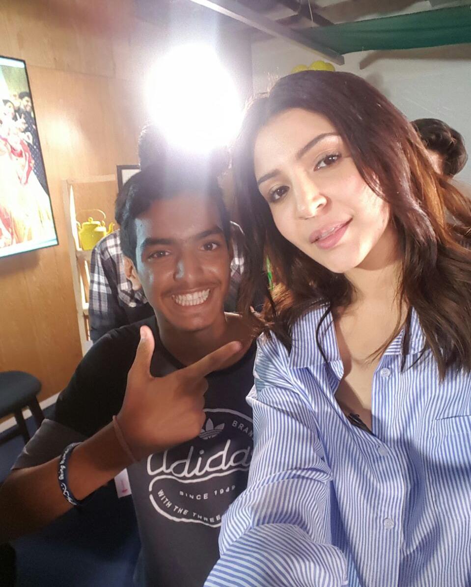 AnushkaSFanCIub's tweet photo. @AnushkaSharma [MORE PICS]: Anushka clicked with fans during #JHMS promotions today❤ https://t.co/AOGVO28lqL