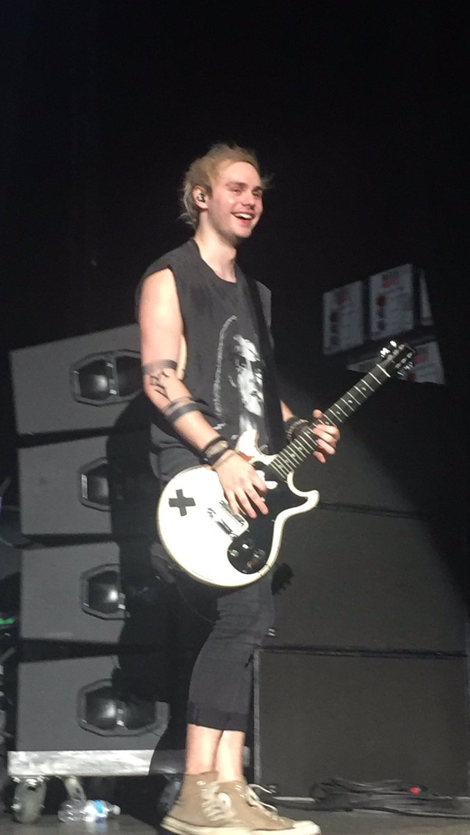 autumn_dayyy's tweet photo. #SLFLAtlanta ONE YEAR AGO TODAY I HEARD CALUM SNEEZE AND MY PICTURES OF MICHAEL WENT VIRAL AND I HAD THE BEST NIGHT OF MY LIFE @5SOS https://t.co/gyiKpY28oJ