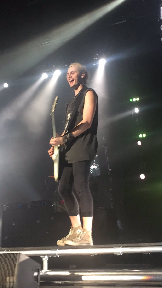 autumn_dayyy's tweet photo. #SLFLAtlanta ONE YEAR AGO TODAY I HEARD CALUM SNEEZE AND MY PICTURES OF MICHAEL WENT VIRAL AND I HAD THE BEST NIGHT OF MY LIFE @5SOS https://t.co/gyiKpY28oJ