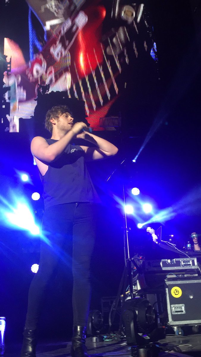 autumn_dayyy's tweet photo. #SLFLAtlanta ONE YEAR AGO TODAY I HEARD CALUM SNEEZE AND MY PICTURES OF MICHAEL WENT VIRAL AND I HAD THE BEST NIGHT OF MY LIFE @5SOS https://t.co/gyiKpY28oJ
