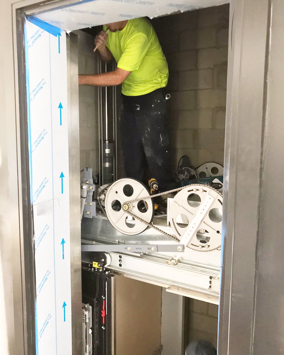NewmanConstruct's tweet photo. Proud to start the week with such an awesome team. Happy Monday! 👊🏼  #teamnewman #miami #miamiGC https://t.co/NIg1Xyu1ew