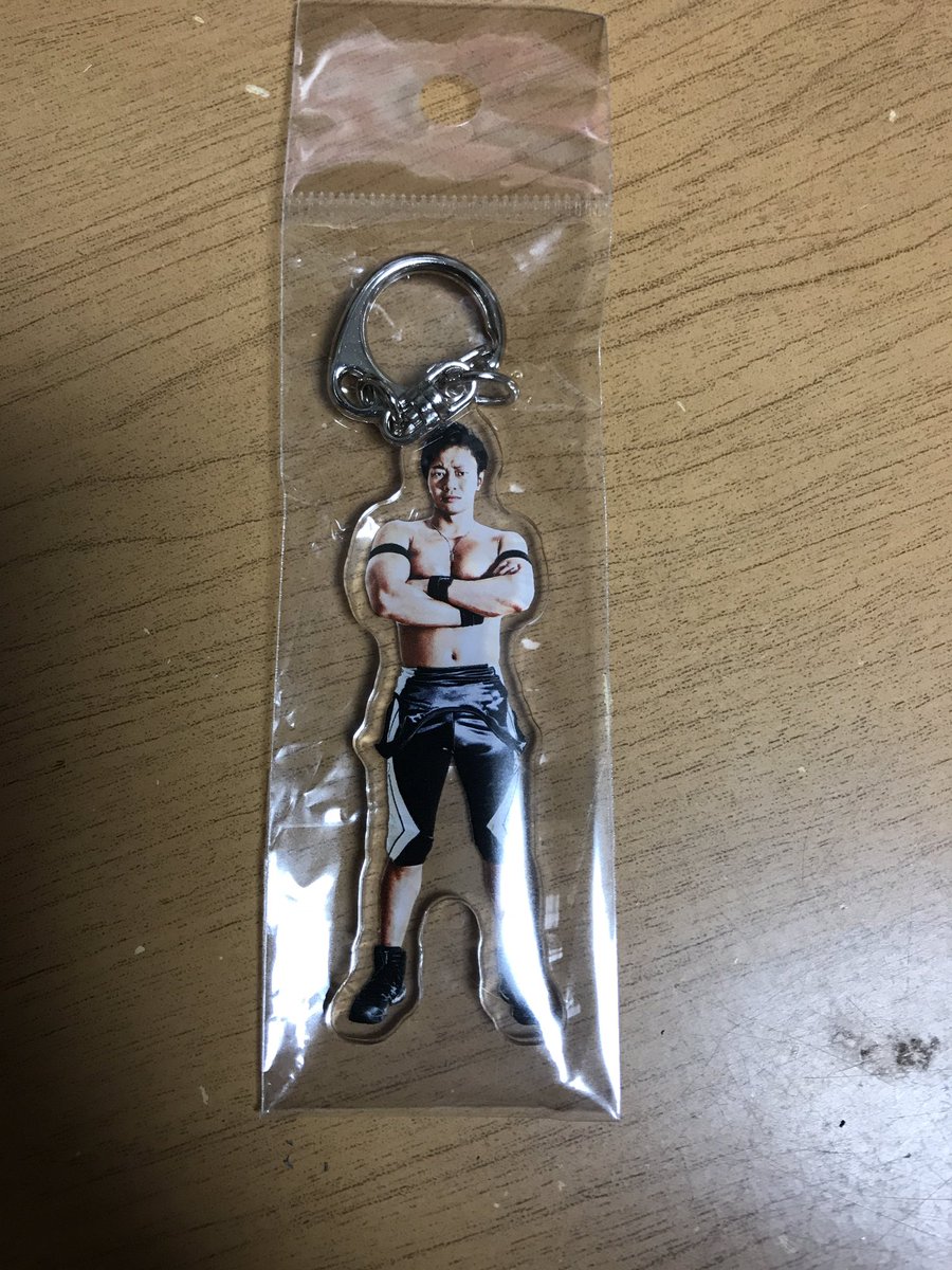 X111CWckB4GR31H's tweet photo. 昨日遥が神戸ワールド見に行って吉野さんのキーホルダー買って来てくれた！！💕
マジでかっこいいわ！！
９月に吉野さんが徒歩５分のところで凱旋大会してくれるし早く見に行きたい〜😍
早く９月にならんかな〜！
#DRAGONGATE
#MaxiMaM 
#吉野正人 https://t.co/L6mdLgDokh