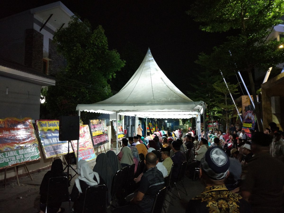 Suasana rumah duka sahabat kami Irfan Djauri malam ini takziah pertama atas meninggalnya ananda tercinta Muhammad Bilal Irfan
