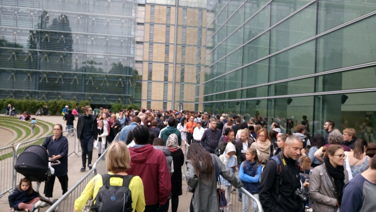 DocMartinKew's tweet image. Thinking about visiting @NHM_London today? So did everyone else in London. #jointhequeue