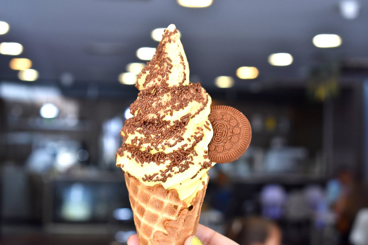 YogurtBoom's tweet photo. A veces la magia también viene en dosis de #BoomBarquillas con oreo y lluvia de chocolate. ¿Qué hechizo usarías en ella #Boomaker?⚡ https://t.co/kPUvuatGQZ