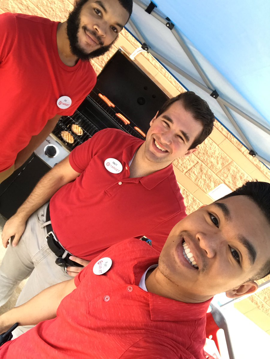 #T1389 ETL team outside grilling to celebrate the team and recognize all that they do 🍴🍔 <a href="/DippinDotsey/">Matt Dotsey</a>