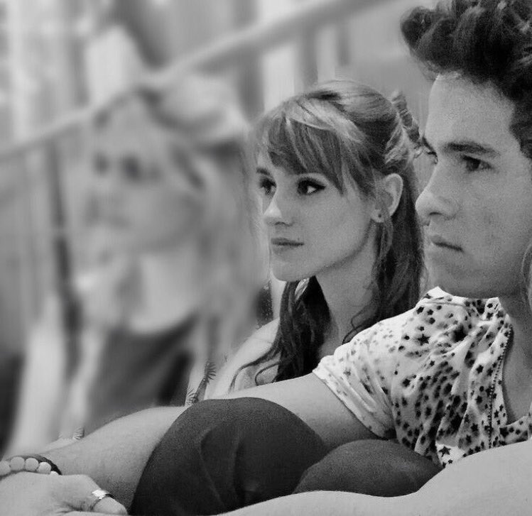 Michaelronda's tweet photo. Seguro estabamos posando para la foto porque nunca estamos así de concentrados... 😂😂😂😂 te quiero mucho katurraaaa feliz cumple !! 🎁🎉🌹⚡️💥🎂🍰🎈🎉 https://t.co/xoI1IUq9On