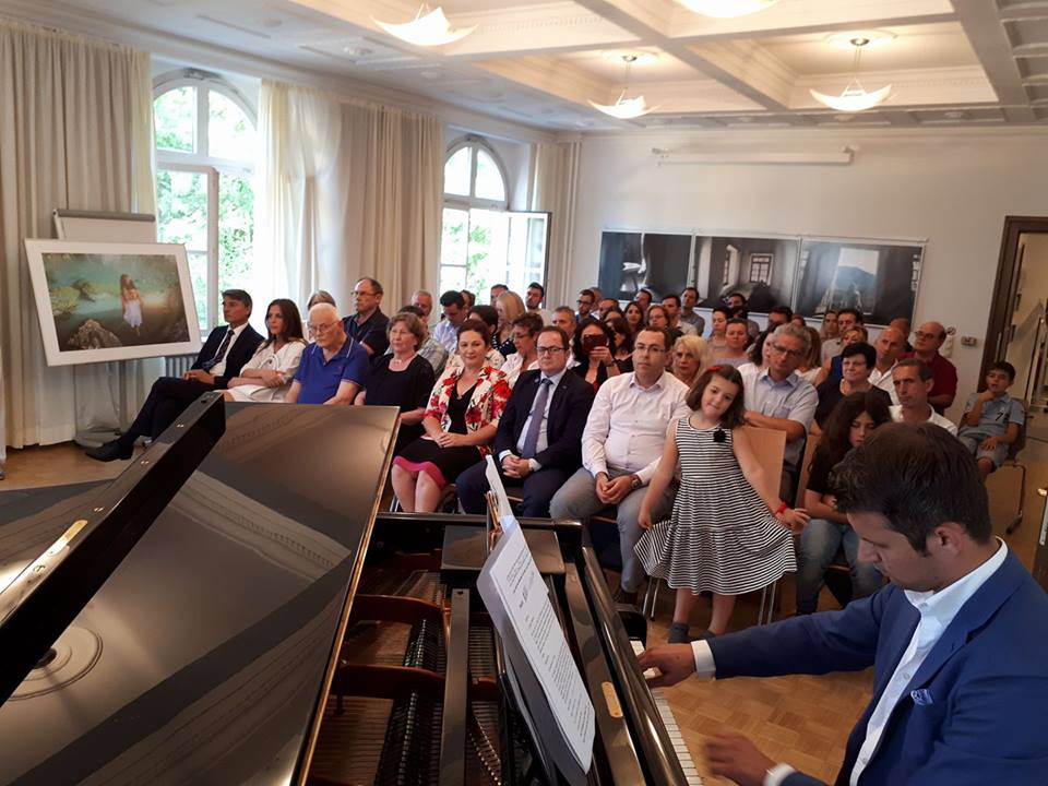 KKDiaspores's tweet photo. #MartinCamaj në 90-vjetorin e tij të lindjes kujtohet në #Mynih me "Shpirti i poetit i vizatuem në sytë e gruas së tij" #DiasporaShqiptare https://t.co/ksLtsi1Lr1