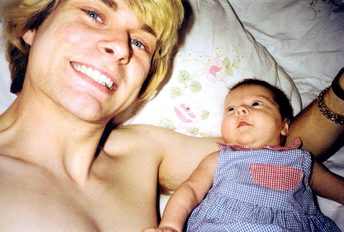 meetpipe's tweet photo. RT @ThatsHistory: Kurt Cobain with his daughter (1992) https://t.co/gjdstuJ1bk https://t.co/N3RkokhPNo #Travel