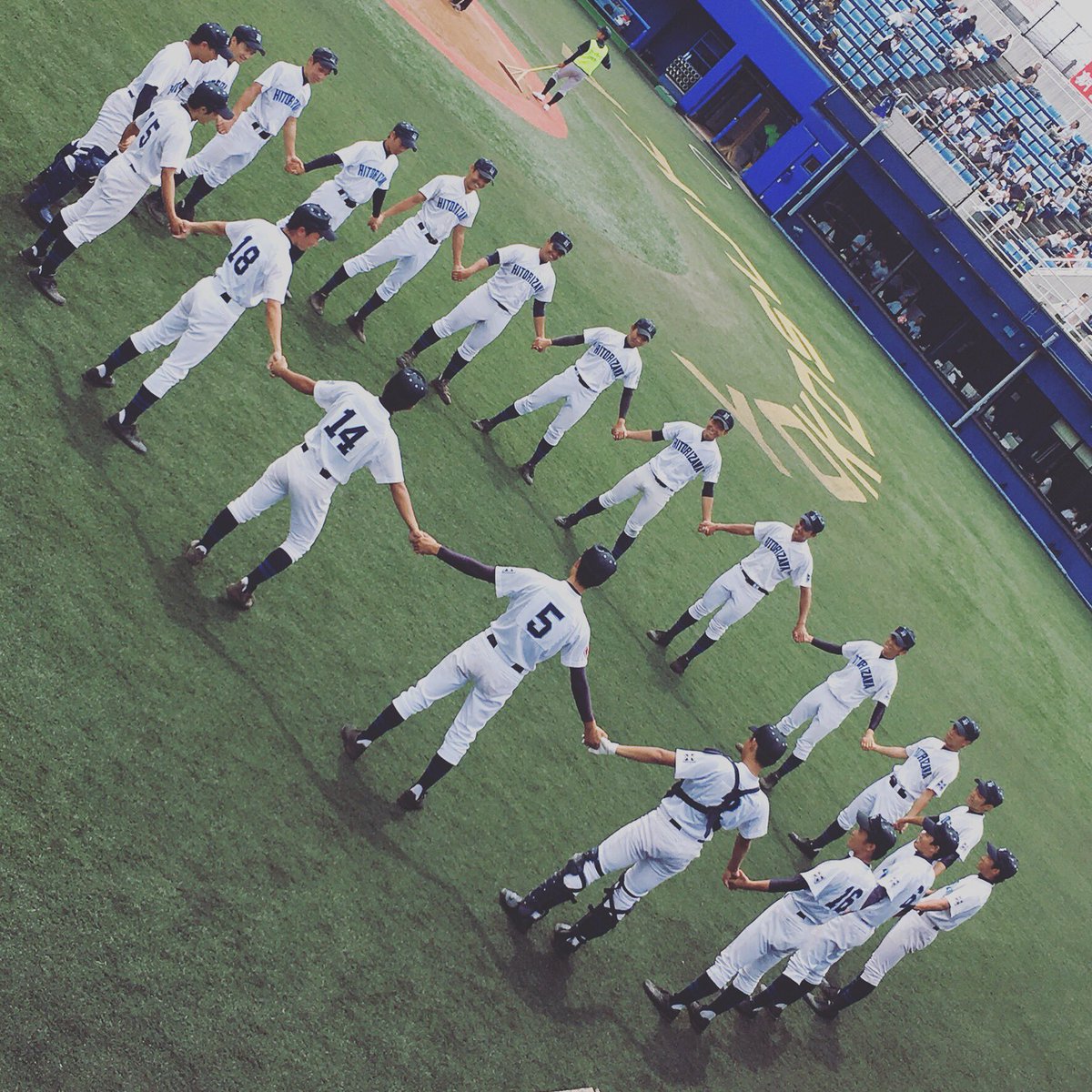 koushi3192's tweet photo. 昨日氷取沢高校野球部を引退しました。苦しくても辛くても頑張れたのはこの仲間のおかげです。本当に幸せな野球人生でした。ありがとうございました。 https://t.co/B189vgwC0n