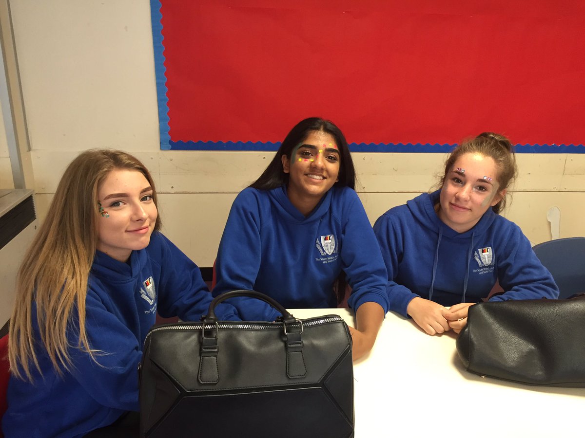 SW_French's tweet photo. Sports day may have been cancelled but 9T kept smiling anyway! #glitterfaces #happy #sportsday https://t.co/1JGsl7tv5x