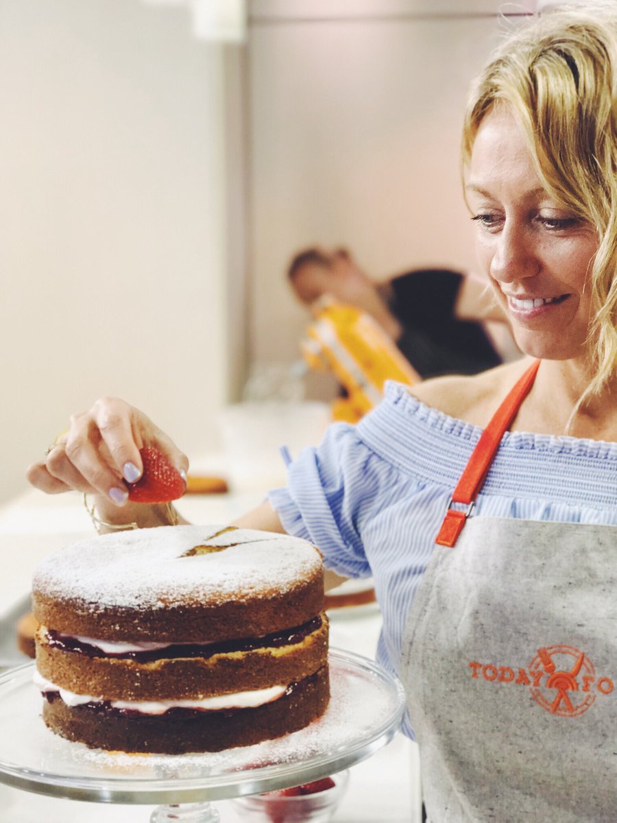 clodaghmckenna's tweet photo. Fun baking @todayshow with these two gorgeous ladies @JennaBushHager @klgandhoda 💛Full recipes up on my website https://t.co/whS5hMiYAh Clo💋 https://t.co/8GSbXnYefk