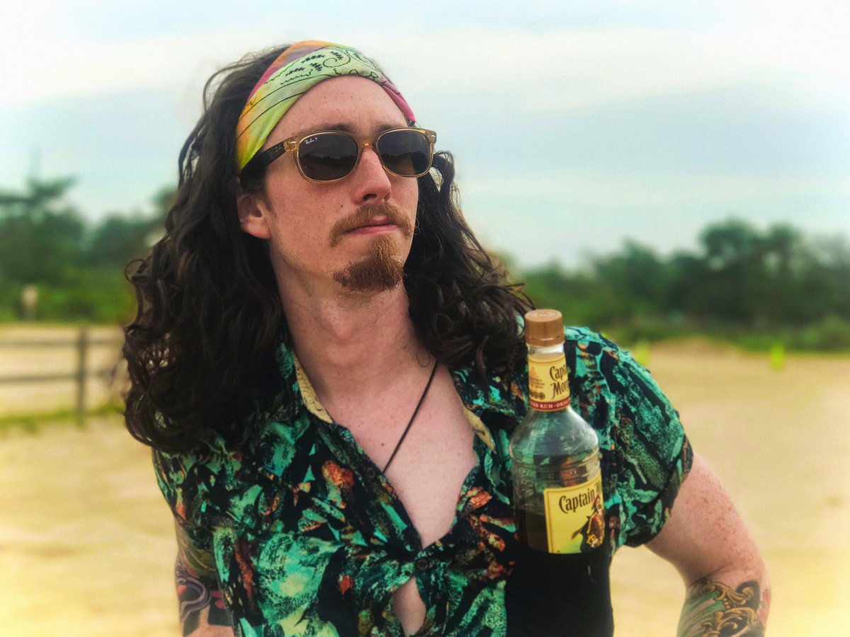 DoesItTequila's tweet photo. Rob wishes you all a #Majestic #Monday. As majestic as this profile shot. https://t.co/GD3AHFsI7F