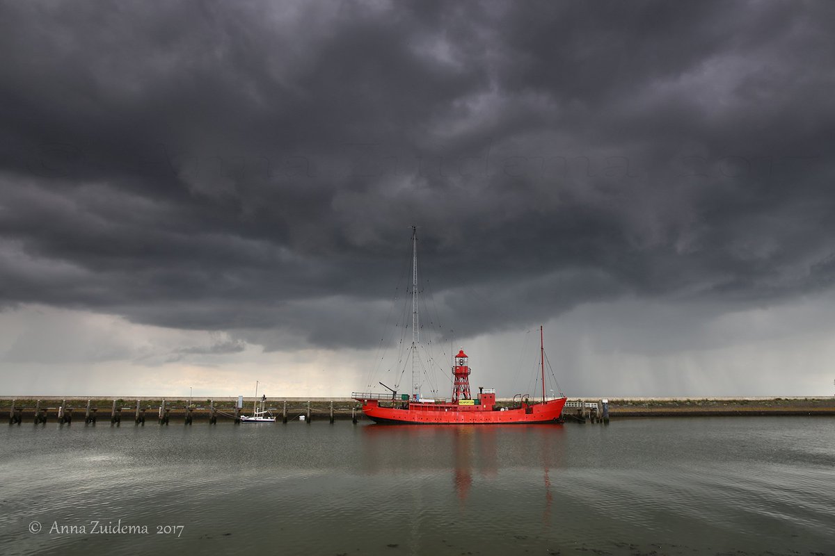 Contrast! #haven Harlingen 15.00 <a href="/BuienRadarNL/">Buienradar</a> <a href="/MeteoGroupWeer/">meteogroupweer</a> #Zomer #Wolken <a href="/Weerplaza/">Weerplaza.nl</a> <a href="/KNMI/">KNMI</a> <a href="/dezeekust/">De Zee Kust -DZK-</a> <a href="/OmropFryslan/">Omrop Fryslân</a> #Buien #Wadden
