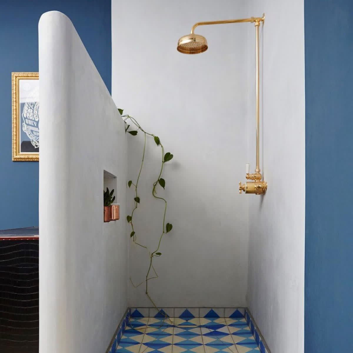 Love the venetian plastered wall, concrete tiles &amp; #lefroybrooks shower of designer <a href="/elliehorwell/">Ellie Horwell</a> via <a href="/designsponge/">Margaret Patel♀</a> bit.ly/2rpxxpv