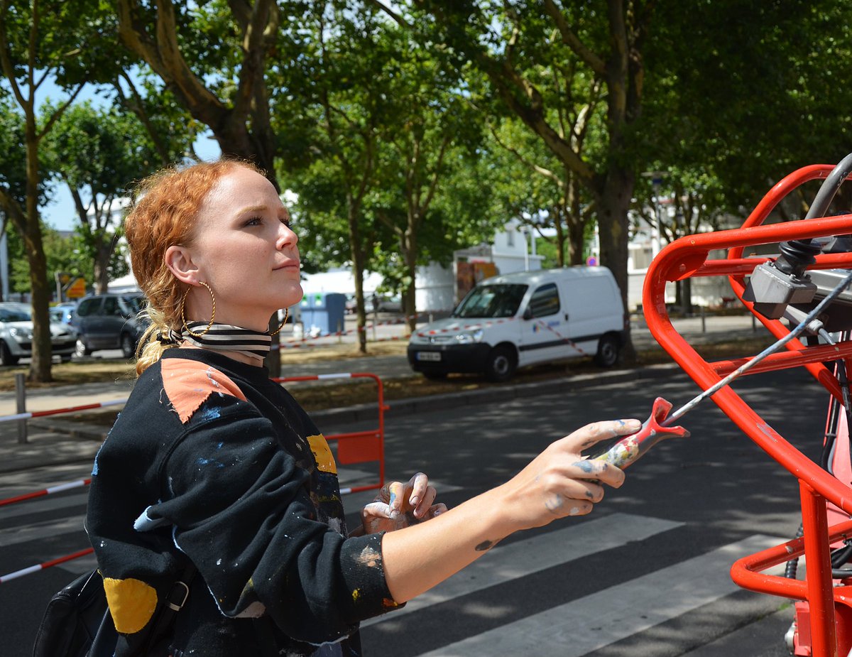VisitStNazaire's tweet photo. #SaintNazaire Le festival @les_escales colorie la ville : Ellen Rutt, street artist américaine de Detroit, laisse une superbe fresque. https://t.co/icVUzkL1te