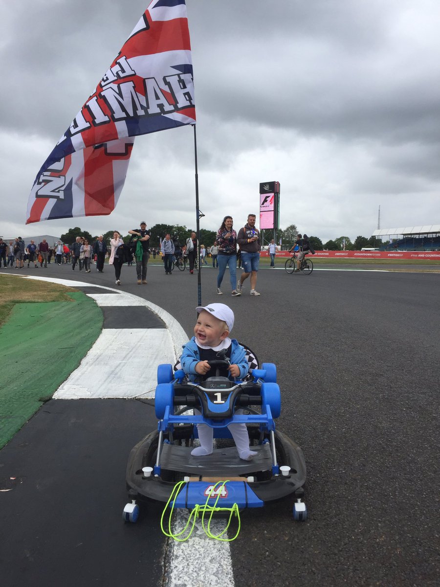 LewisVids's tweet photo. Hey @MercedesAMGF1 @LewisHamilton maybe lewis can give George a meet and great with a cap 👍🏻🏁🙌🏻 https://t.co/er6RlRLTdO