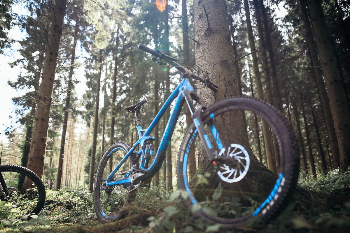 CanyonUK's tweet photo. Shape your #ride for less with £550 off the #StriveCF 7.0 Race for a limited period → https://t.co/jyIqrSArUi https://t.co/OXHzY8lSHk