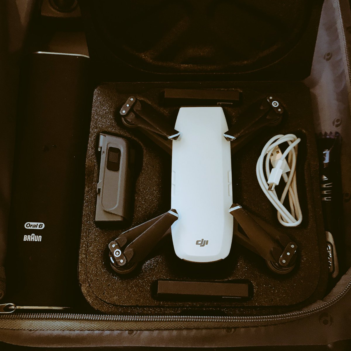 LeonWhale's tweet photo. @KLM mag ik mijn DJI Spark drone met twee accu's meenemen als handbagage naar Milaan? https://t.co/78PBH5osqg