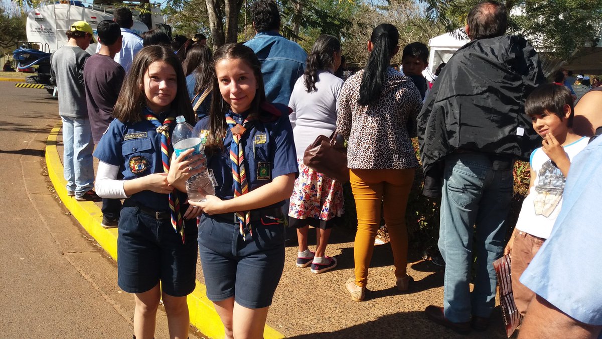 msaludpy's tweet photo. Scouts "San Sebastián" llegaron como voluntarios para servir agua a las personas que llegan para consulta #IMAHelps https://t.co/y9yXYi2GpH