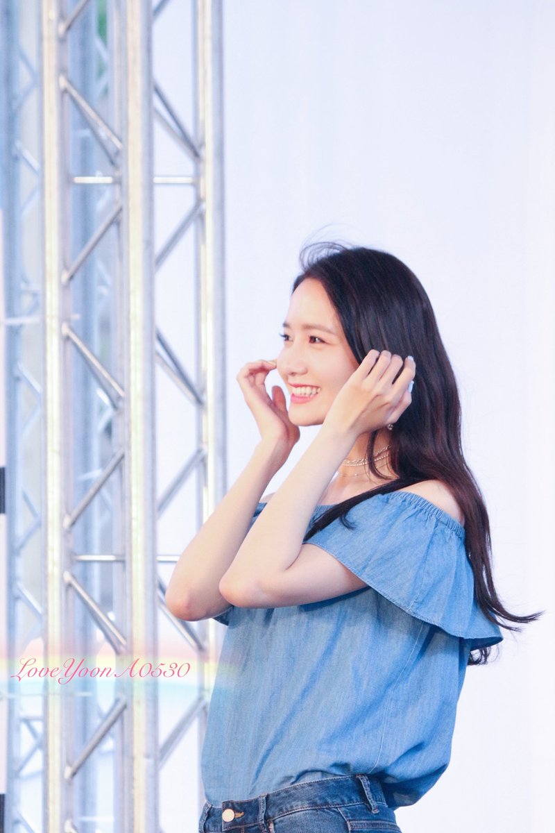 [PIC][22-07-2017]YoonA khởi hành đi Đài Loan để tham dự buổi Fanmeeting cho thương hiệu "H:CONNECT" vào hôm nay - Page 2 DFglQvTV0AALC0G