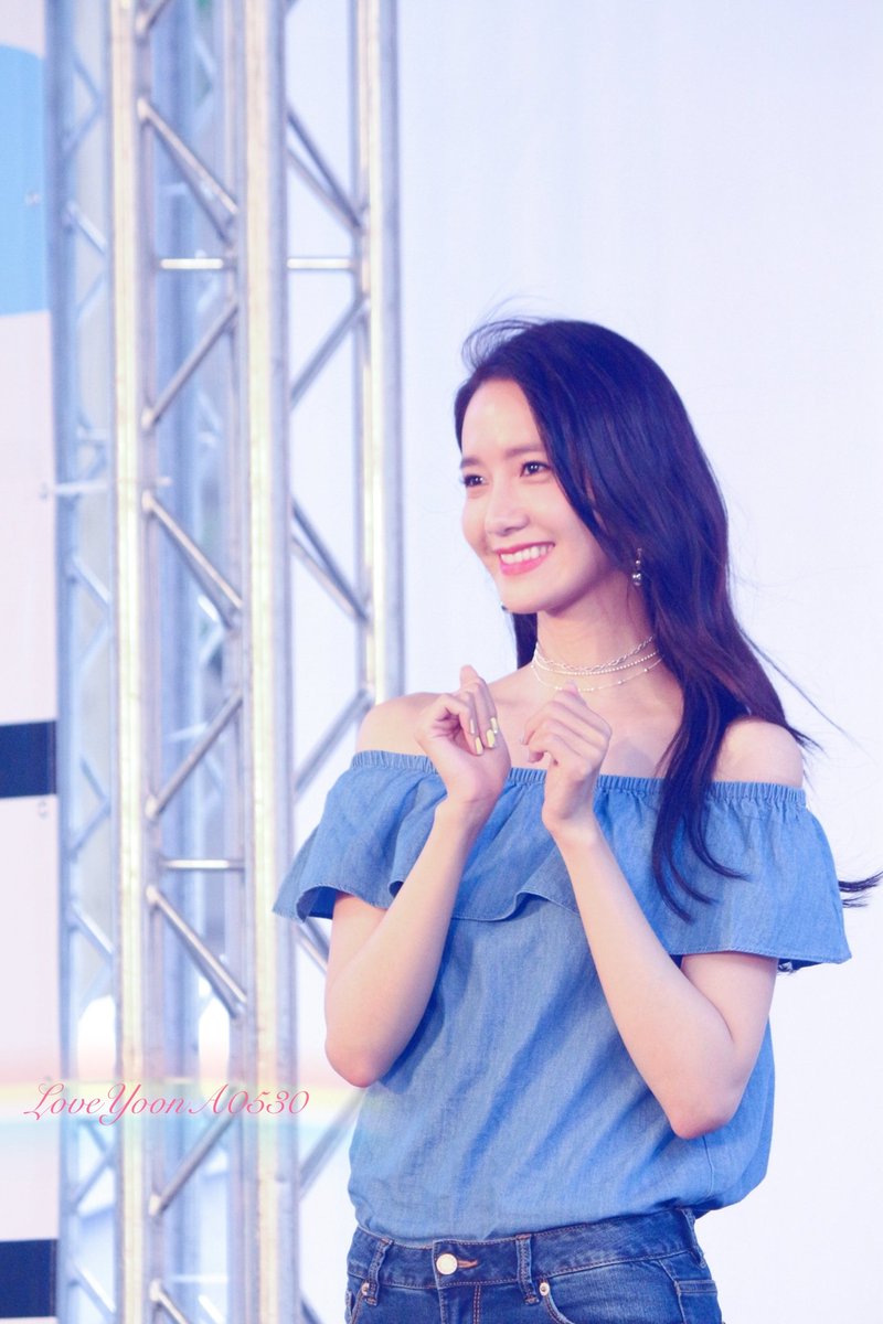 [PIC][22-07-2017]YoonA khởi hành đi Đài Loan để tham dự buổi Fanmeeting cho thương hiệu "H:CONNECT" vào hôm nay - Page 2 DFglSU1UMAAv1Zi