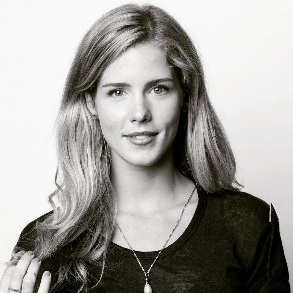 Happy birthday Emily Bett Rickards ! You are perfect in all sense.  