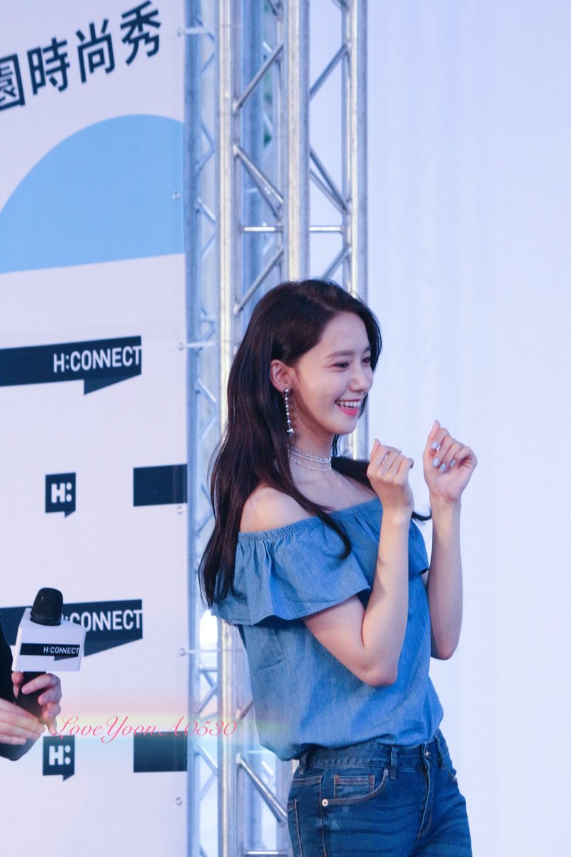 [PIC][22-07-2017]YoonA khởi hành đi Đài Loan để tham dự buổi Fanmeeting cho thương hiệu "H:CONNECT" vào hôm nay - Page 2 DFglh41V0AA9kiz