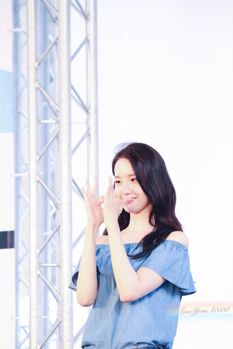 [PIC][22-07-2017]YoonA khởi hành đi Đài Loan để tham dự buổi Fanmeeting cho thương hiệu "H:CONNECT" vào hôm nay - Page 2 DFglmoCV0AE3QCr