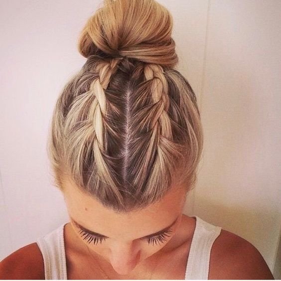 espacoperfil's tweet photo. O half bun já é um velho conhecido das mulheres mais estilosas. O coque no topo da cabeça virou uma febre no mundo todo. O penteado é a cara https://t.co/OoCPOUfuSI