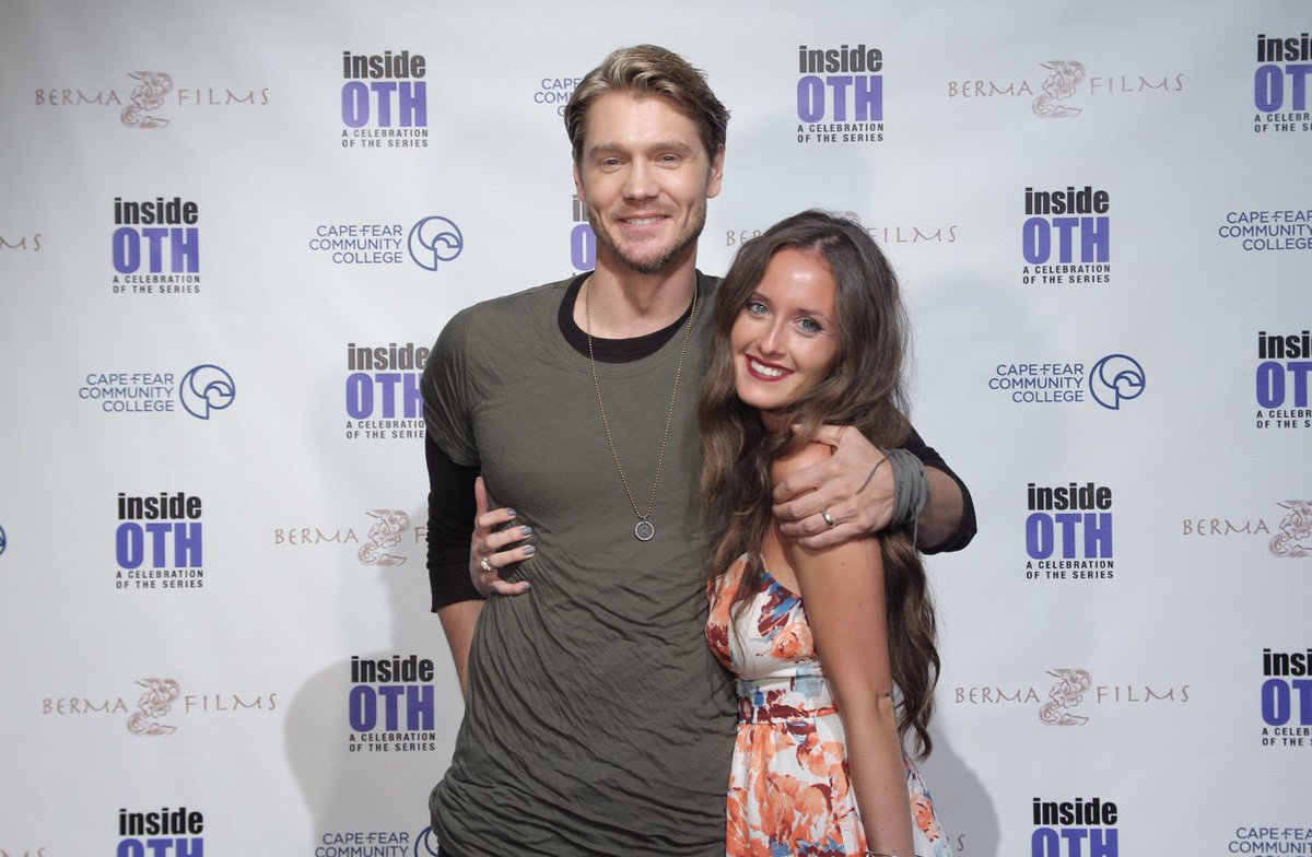 PatrishRauccio's tweet photo. Last year I got to meet this kind (& beautiful) human. Thanks for the reminder social media! @ChadMMurray #insideOTH https://t.co/7iGbSt1kCq