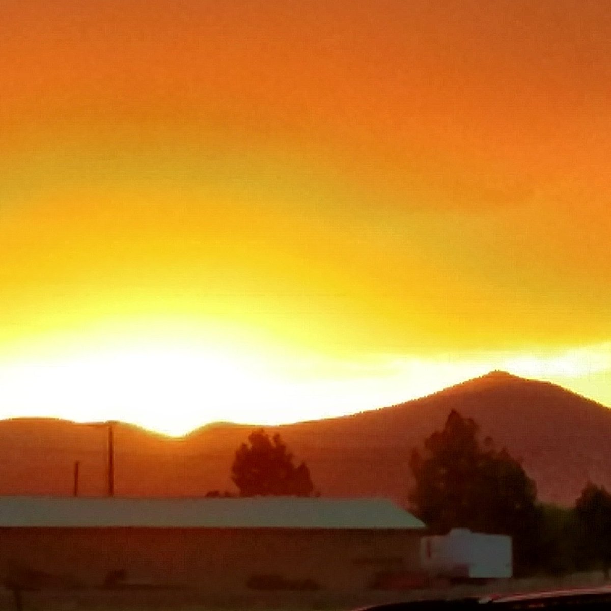 USFireOpal's tweet photo. A beautiful stormy sunset last night in southern Oregon. https://t.co/n9dFQ11veG