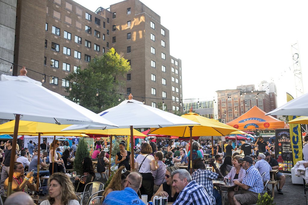 BouffonsMTL's tweet photo. #bouffonsmtl vous attend dès midi.
Nos parasols vous permettront de vous protéger de la légère pluie, tout en savourant votre repas ! https://t.co/TBRG4DeFkE