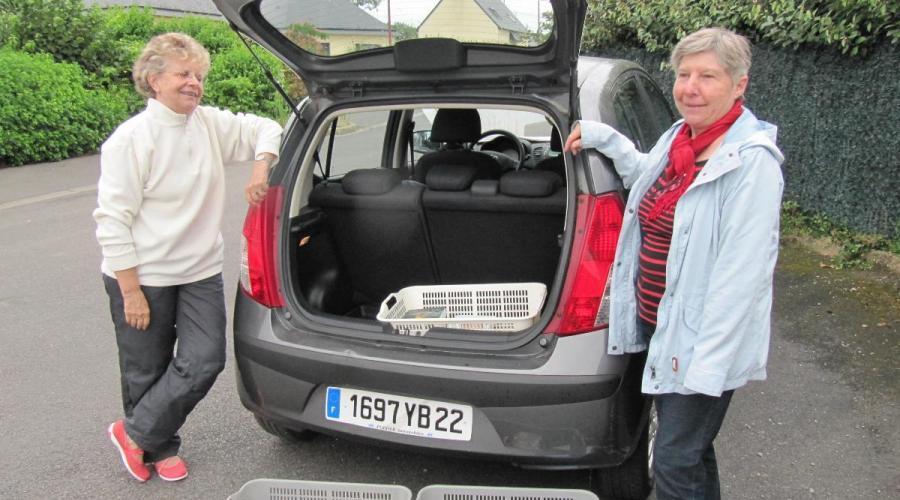 OuestFrance's tweet photo. Insolite au Hinglé. Elle crée une bibliothèque… dans sa voiture https://t.co/Eqq9BSDgBO https://t.co/qAcYncss8w