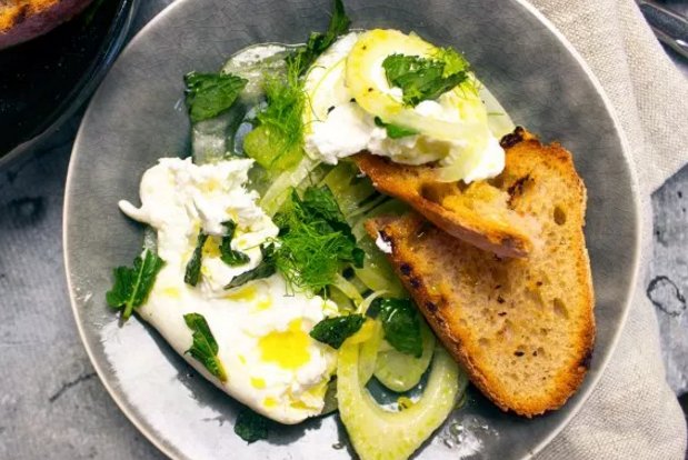 Smullen maar met dit heerlijke gerecht van Flambé: Burrata-Venkelsalade met cannellinibonen - bruschetta bit.ly/2uhikuT