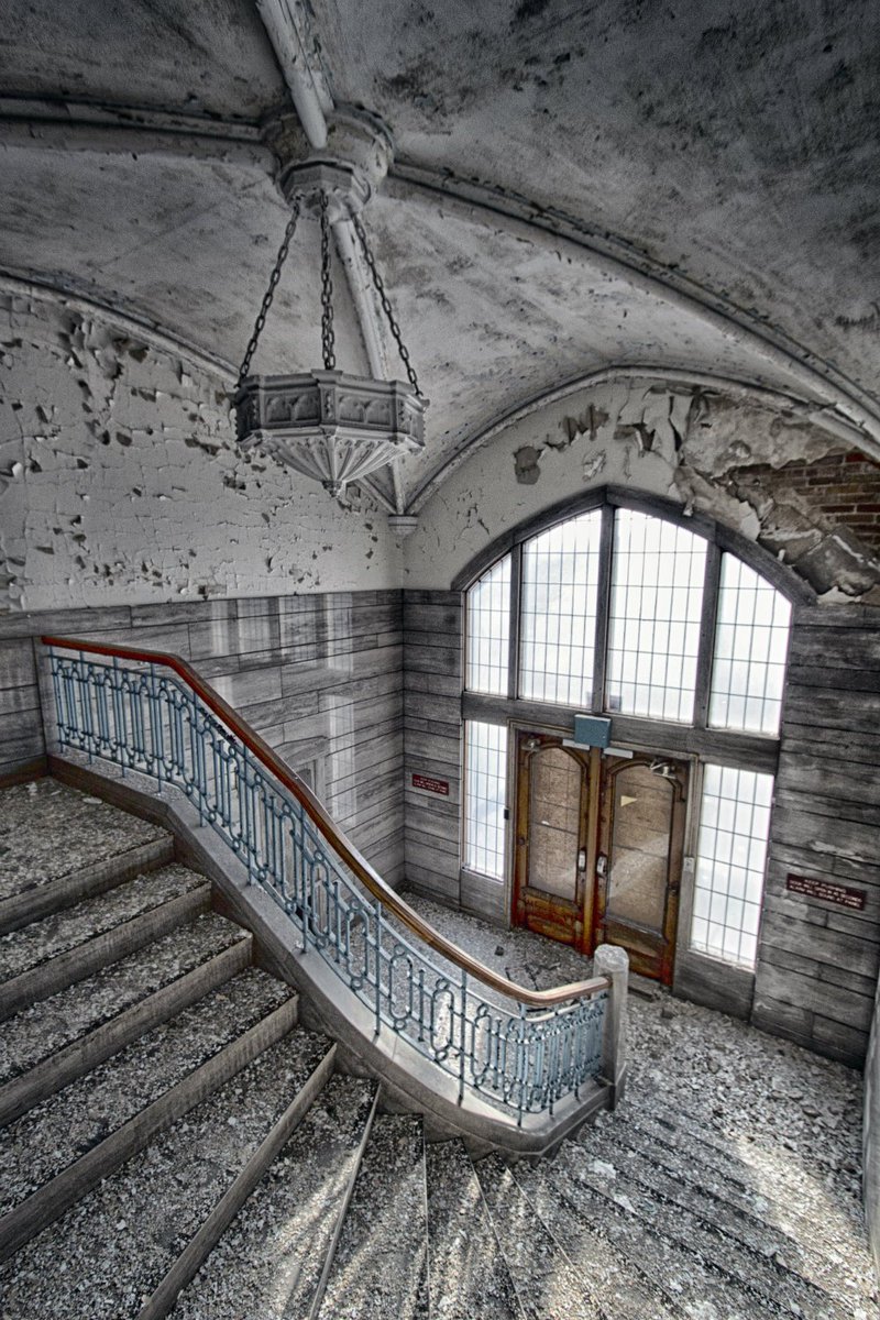 RFTimes's tweet photo. These images of St. Louis' abandoned schools are breathtaking and eerie all at the same time. https://t.co/ngfUBXzR9W https://t.co/pqtefPXhu6