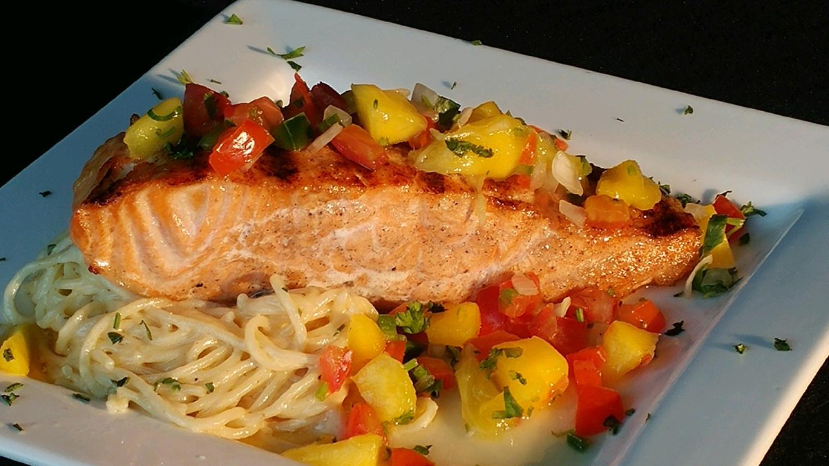 NetLevine's tweet image. Here is your line-up of entertainment at Phil &amp;amp; Derek's this week.
Come join us for dinner tonight!