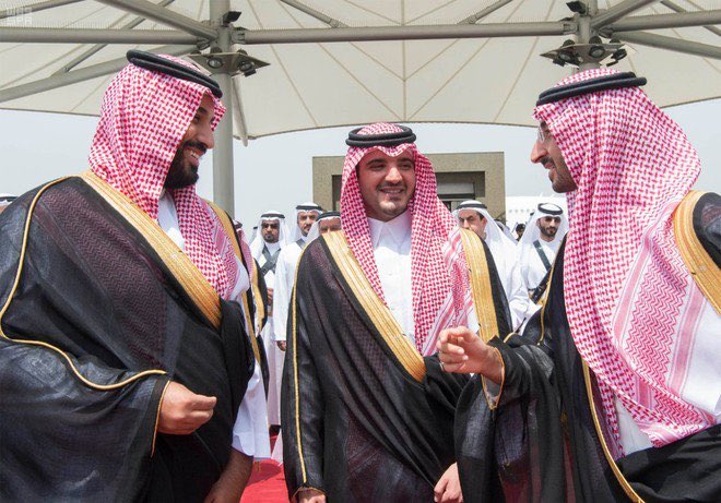 AJELNEWS24's tweet photo. صورة تجمع سمو ولي العهد وزير الدفاع في حديث مع وزير الداخلية، ونائب أمير منطقة مكة .. شعارها الشباب يقود المرحلة لإدارة الحكم في السعودية.
. https://t.co/w4wLkse8Sl