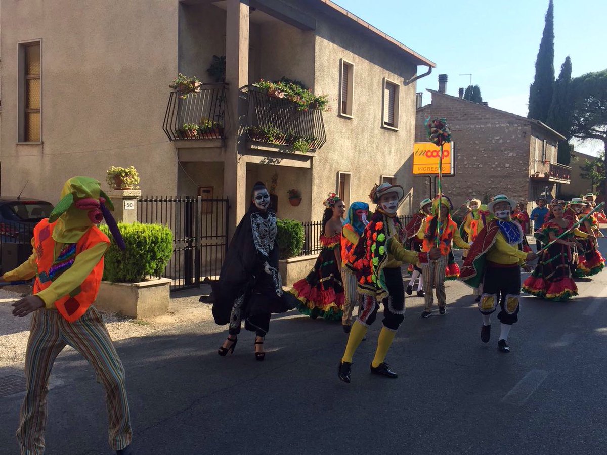 SecCulturaBaq's tweet image. La agrupación de @Luisdanza19 se encuentra en Giove, Italia, recorriendo las calles con el colorido propio de nuestra fiesta.