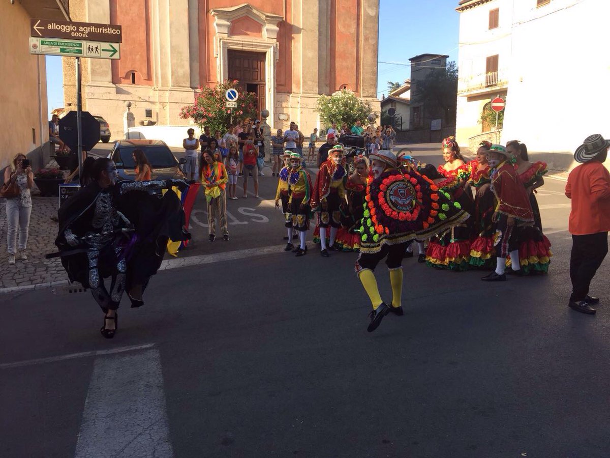 SecCulturaBaq's tweet image. La agrupación de @Luisdanza19 se encuentra en Giove, Italia, recorriendo las calles con el colorido propio de nuestra fiesta.