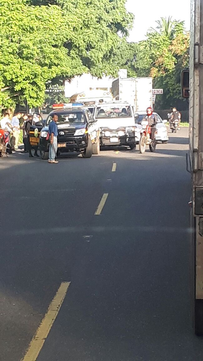 ComoNoticias's tweet photo. Accidente de tránsito se suscita en km221 CA2 ruta al Pacífico Motorista y mujer en estado gestacion lesionados CBM de Coatepeque atendió. https://t.co/cJLyE3UiCL
