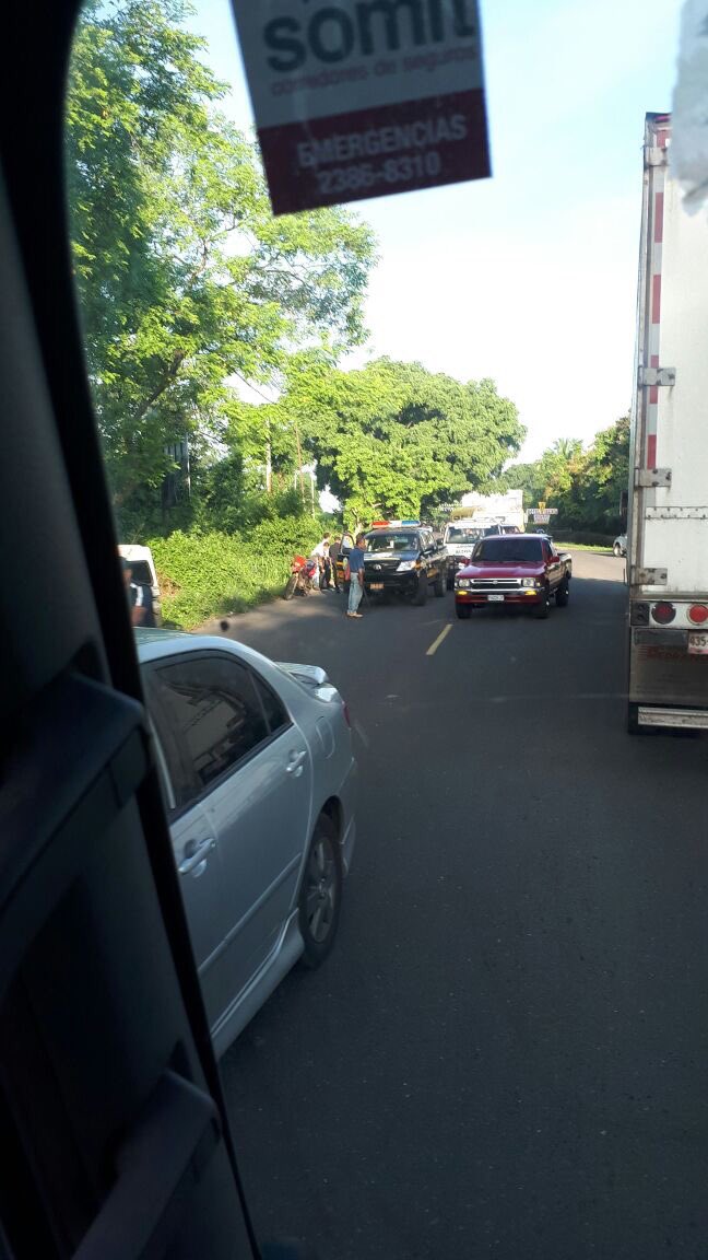 ComoNoticias's tweet photo. Accidente de tránsito se suscita en km221 CA2 ruta al Pacífico Motorista y mujer en estado gestacion lesionados CBM de Coatepeque atendió. https://t.co/cJLyE3UiCL