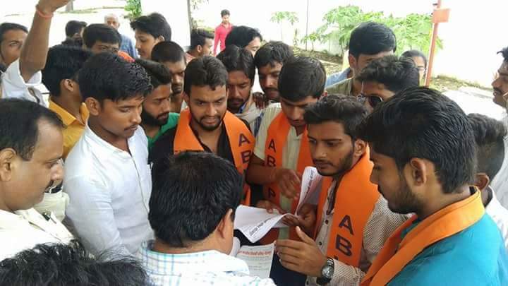 abvpgoraksh's tweet photo. प्राइमरी व माध्यमिक शिक्षा में बदहाली के विरुद्ध DIOS Ofc पर @AbvpGorakhpur प्रदर्शन करते हुए 10 मांगे रखीं। @drdineshbjp @myogiadityanath https://t.co/wTCcQ22NBw