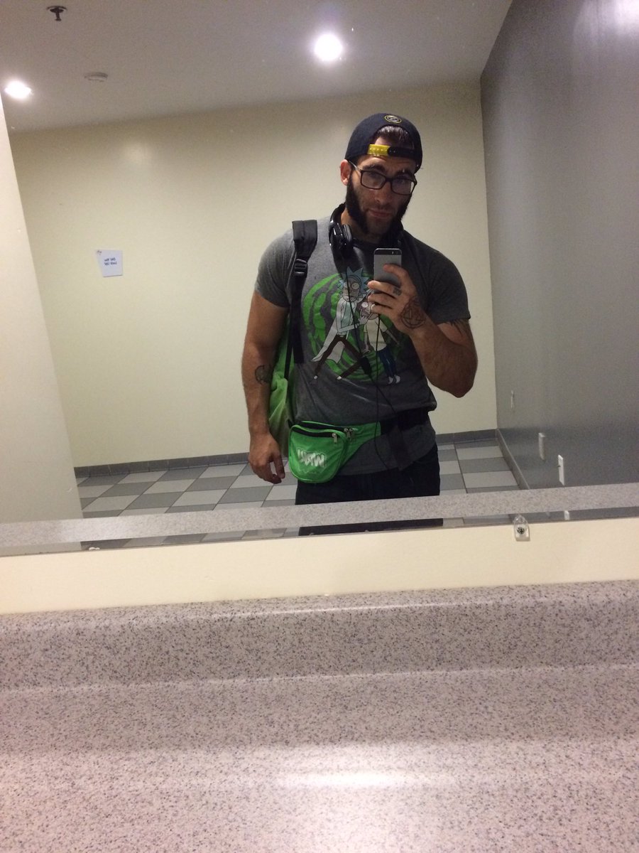 TheBrettHowett's tweet photo. @BasicallyIDoWrk your Fanny pack is still kickin and doin some major traveling these days gotta get that merch out there for ya! #runitback https://t.co/U2qH5xtVeP