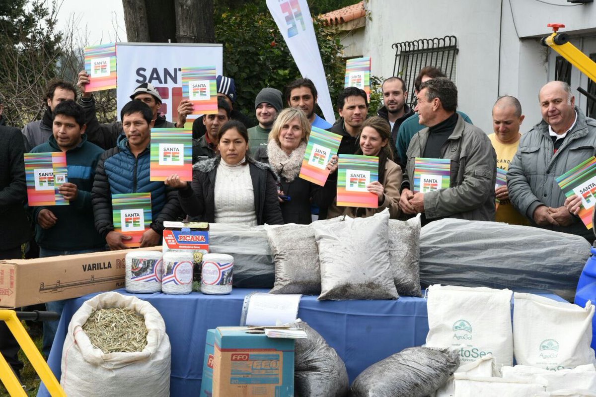 VeroIrizar's tweet photo. Seguimos defendiendo el trabajo que realizan los productores del área metropolitana para mejorar la producción agroecologica #CinturónVerde https://t.co/AkpArC7dcc