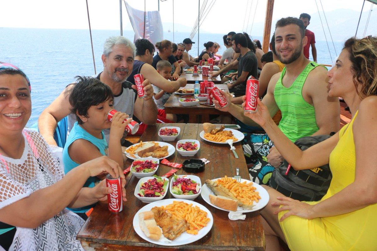 GroseriMarket's tweet photo. GROSERİ VE COCA COLA SPONSORLUĞUNDA, MÜŞTERİLERİMİZ TEKNE TURUNDA BULUŞTU. https://t.co/HVPTtPkjNr