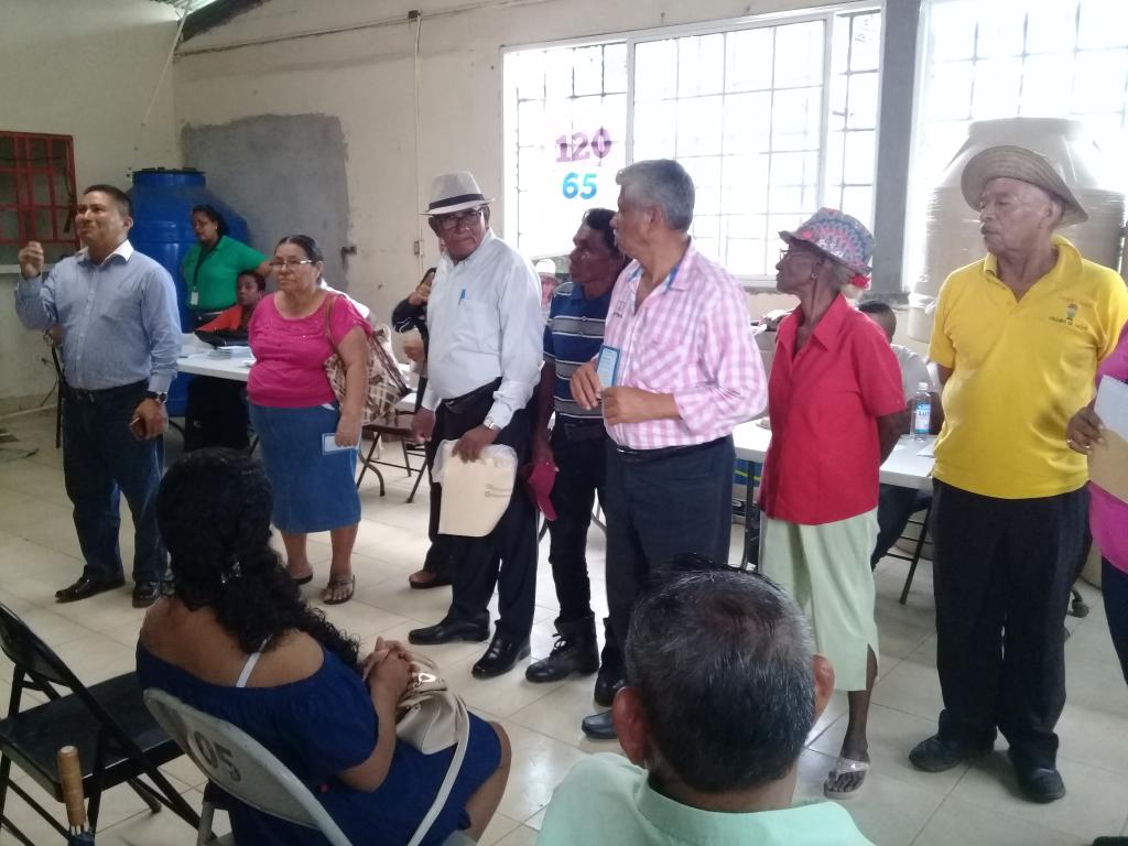 diatkinsong's tweet photo. 120/65 de Mides-Colón realizando Fe de Vida y escogencia de comite del adulto mayor en corregimiento de Nueva Providencia. https://t.co/akoWiU0RqA